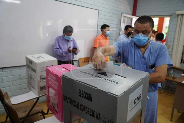 A medias se cumplen medidas de bioseguridad durante jornada de elecciones primarias e internas en Honduras (Fotos)