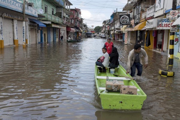 Huracán Willa se adentra en México tras impactar la costa del Pacífico