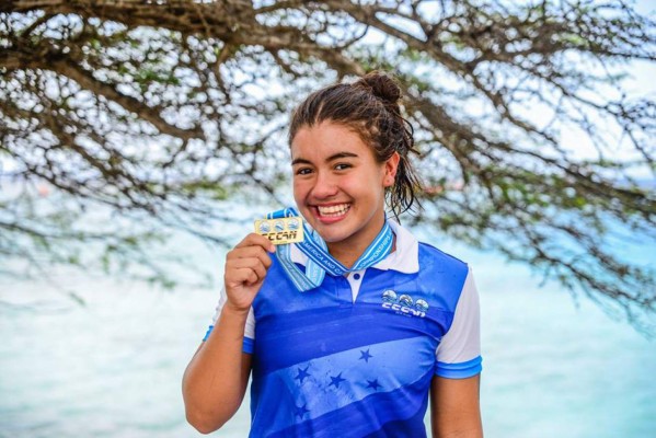 Michelle Ramírez conquista primera medalla de oro para Honduras en aguas abiertas
