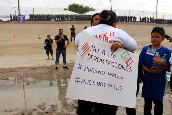 Emotivo reencuentro de inmigrantes en el Río Bravo