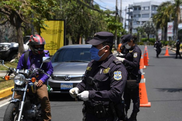 Cuarentena en El Salvador inicia con arrestos y compras de última hora