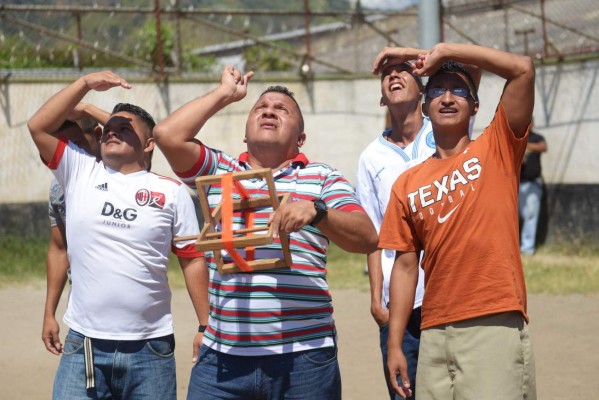 Volando cometas y globos se rehabilitan presos en El Salvador