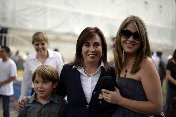 Ex primera dama se atribuye pase a segunda vuelta en Guatemala