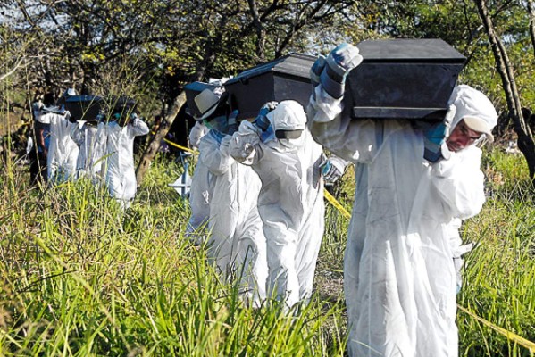 Exhuman más cadáveres
