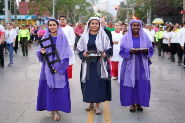 Feligreses católicos realizan el Santo Entierro en San Pedro Sula