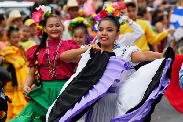 Las bellas chicas en el desfile de la Feria Juniana