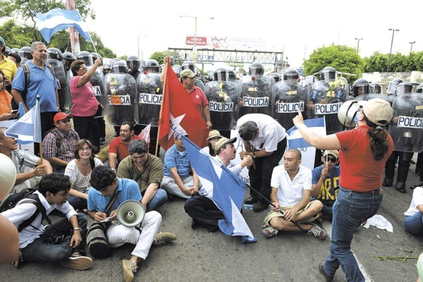 Oposición marcha contra exclusión política en Nicaragua