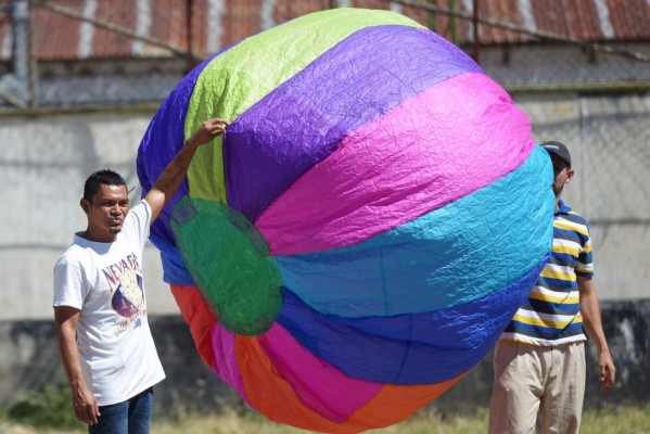 Volando cometas y globos se rehabilitan presos en El Salvador