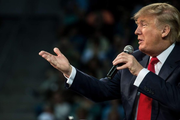 Trump 'pone en peligro seguridad nacional' de EUA: Kerry