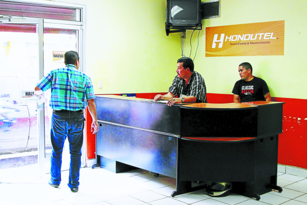 Contratos colectivos y clientelismo sangran a estatales de Honduras