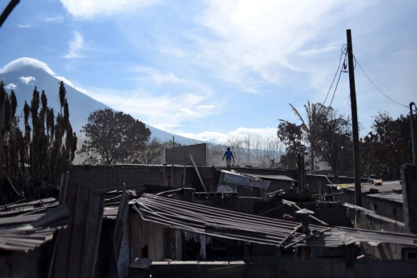 Aparecen vivos dos guatemaltecos desaparecidos tras erupción de volcán