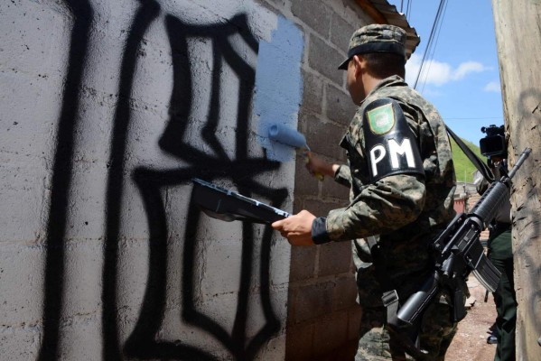 Un grupo de militares anda en las colonias borrando los grafitis.