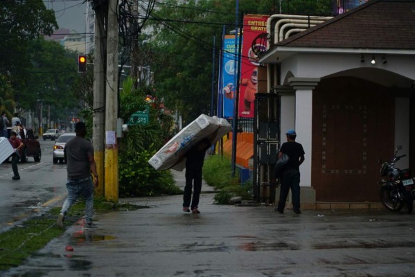 Ola de saqueos sacude comercios de San Pedro Sula