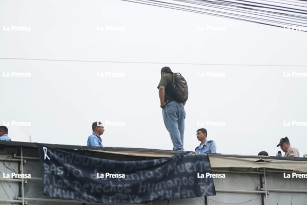Video: Un hombre amenazó con lanzarse desde un puente en San Pedro Sula