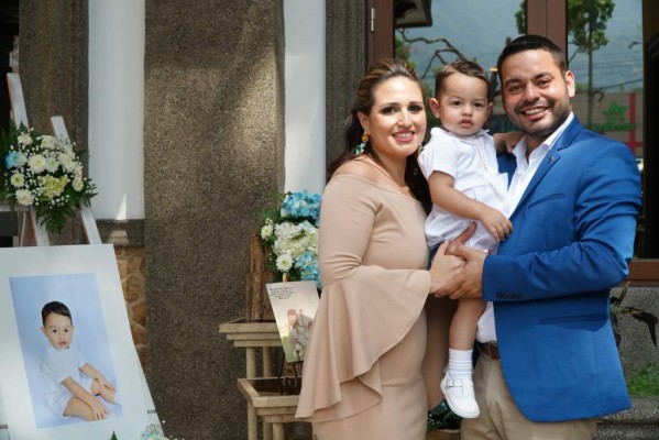 Cinthia Carolina y Jorge Alejandro Pineda con su hermoso bebé Mateo Alejandro Pineda Osorio.