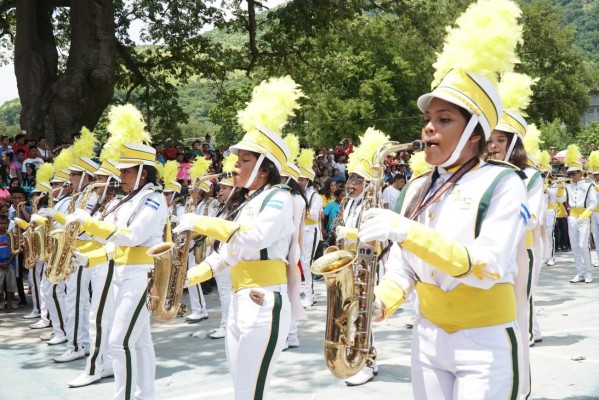 Escolares hondureños rinden homenaje a la patria