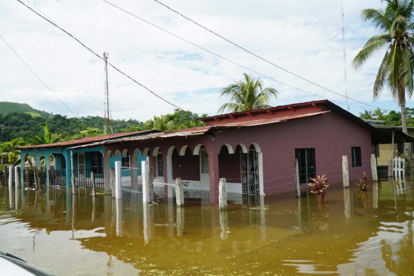 Desbordamiento de ríos inundan viviendas y causan estragos en vías