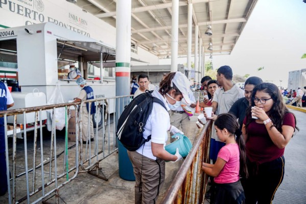 Niña hondureña de caravana migrante se reúne con padres residentes en EEUU