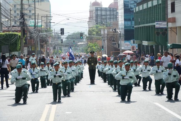 Escolares hondureños rinden homenaje a la patria