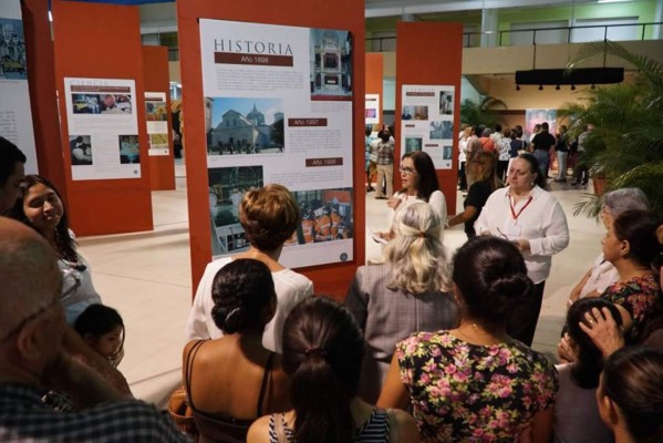 Excursiones de todo Honduras llegan a contemplar réplica de la Sábana Santa