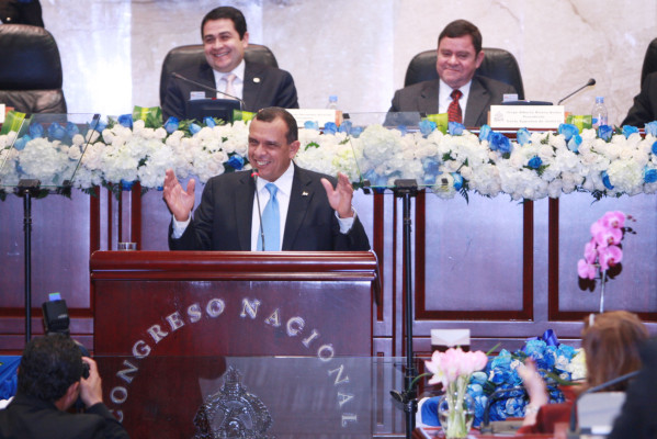 Congreso condecorará al presidente Lobo