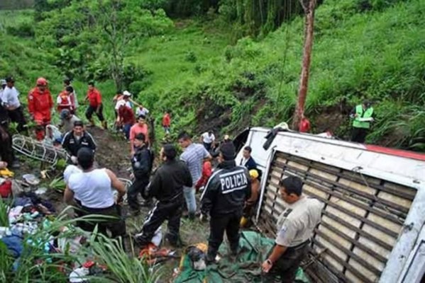 Perú: Al menos 16 muertos tras caer autobús a precipicio de cien metros
