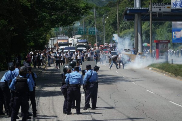 Policía desaloja protesta de estudiantes en el peaje del sur