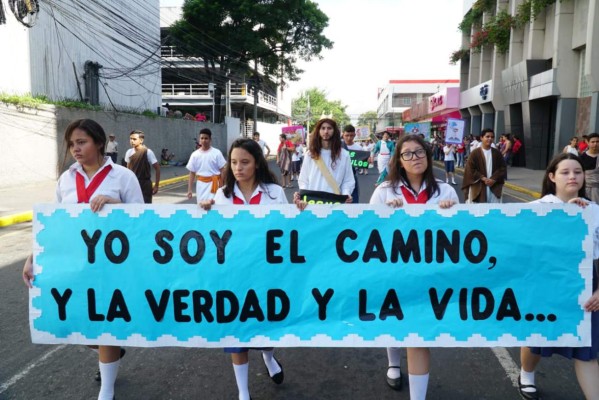 Con desfile celebran estudiantes el Día de la Biblia