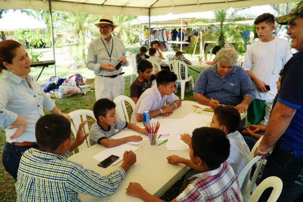 Artistas plásticos exponen sus obras al aire libre
