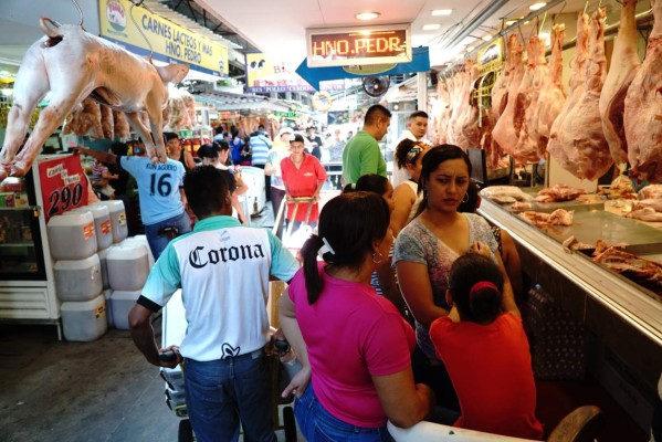 Sampedranos abarrotan mercados y supermercados