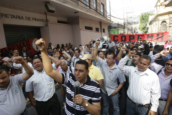 Gobierno tendrá problemas para pagar salarios en 2014