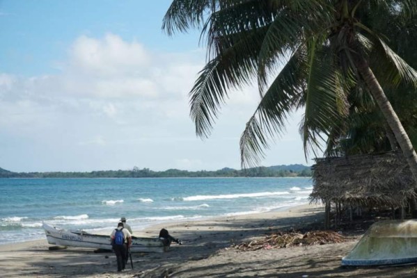 Sus bellas playas de arena morena encantan a todos los turistas que la visitan.