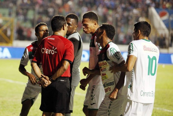 Futbolistas del Marathón se van del campo tras el gol de penal del Motagua