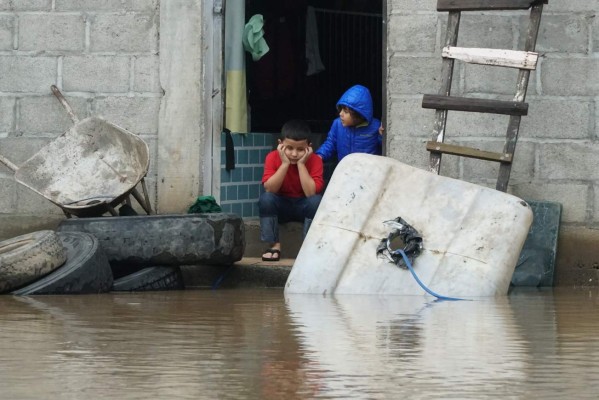 Dos rupturas en el Canal Maya inundan a La Lima
