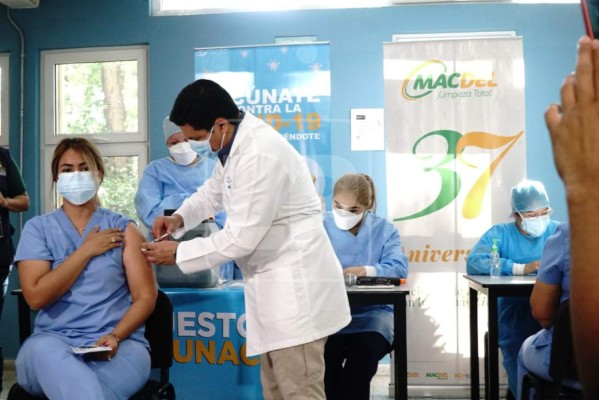 Aplican segunda dosis de Moderna a personal de salud en la zona norte de Honduras