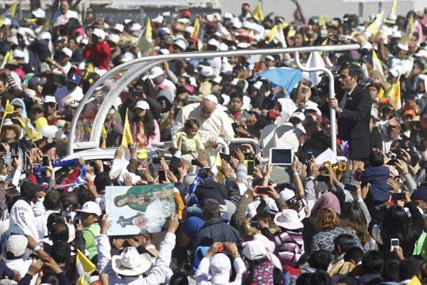 Miles de personas acompañaron al Papa Francisco en su visita a San Cristóbal de las Casas en México.