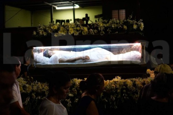 Feligreses católicos realizan el Santo Entierro en San Pedro Sula