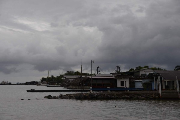 Huracán Earl llega a Belice con poderosos vientos y lluvias 