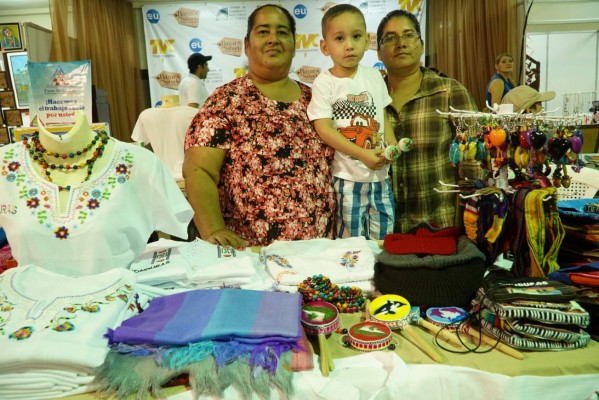 En el Bazar del Sábado destacan los emprendimientos familiares