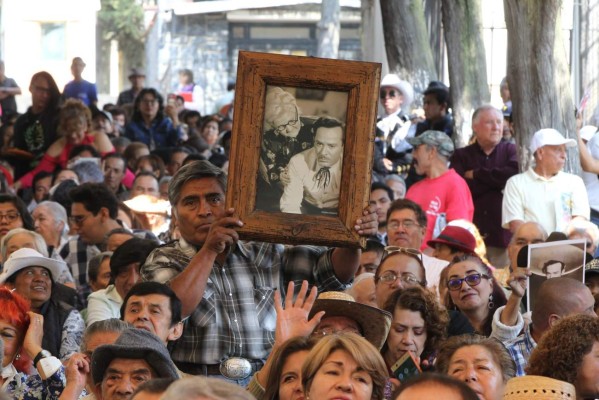 -FOTODELDÍA- MEX023.CIUDAD DE MÉXICO (MÉXICO),15/04/2019.- Decenas de personas se reúnan para rendir homenaje al ídolo mexicano Pedro Infante este lunes, en el Panteón Jardín de la Ciudad de México (México). Los mexicanos conmemoran este lunes el 62 aniversario luctuoso del actor y cantante Pedro Infante, quien perdió la vida el 15 de abril de 1957 cuando se estrelló su avión en el centro de Mérida, estado de Yucatán. EFE/ Mario Guzmán