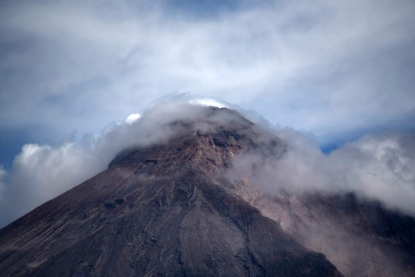 Guatemala: El volcán de Fuego amanece con cinco explosiones por hora