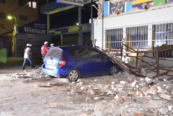 GRA156. QUETZALTENANGO (GUATEMALA), 14/06/2017,- Daños estructurales en la cabecera de Quetzaltenango, en la madrugada del miércoles 14 de junio de 2017. Al menos diez réplicas se han producido durante las últimas horas en Guatemala después de que un seísmo de 6,6 grados en la escala Richter sacudiera varios puntos del país y dejara, hasta el momento, un hombre herido. El director del Instituto Nacional de Vulcanología, Sismología, Meteorología e Hidrología (Insivumeh), Eddy Sánchez, explicó a los medios que las réplicas, entre los 3,8 y los 5,1 grados en Richter, son normales debido a la 'gran magnitud' del movimiento telúrico, que tuvo su epicentro en el territorio guatemalteco. EFE/Pedro Orozco