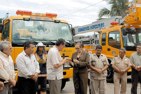 Apagafuegos reciben equipo