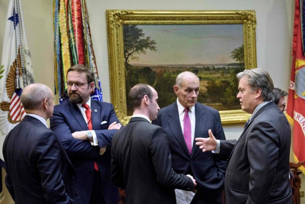 NYT alerta sobre la amenaza del 'presidente Bannon'