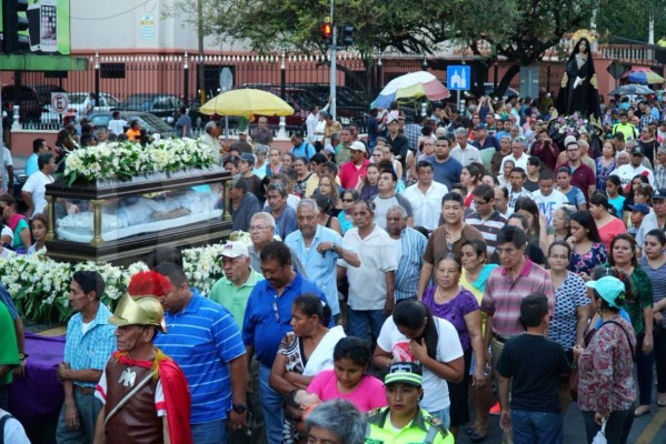 Feligreses católicos realizan el Santo Entierro en San Pedro Sula