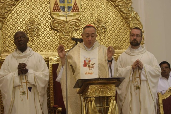 'Tegucigalpa No puedes estar postrada, levántate”: Cardenal Rodríguez