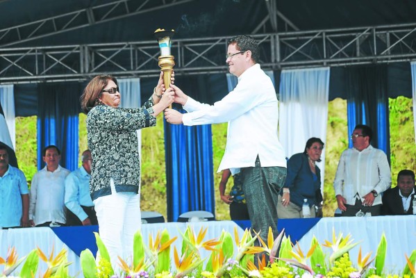 Honduras entrega a Nicaragua la Antorcha de la Paz