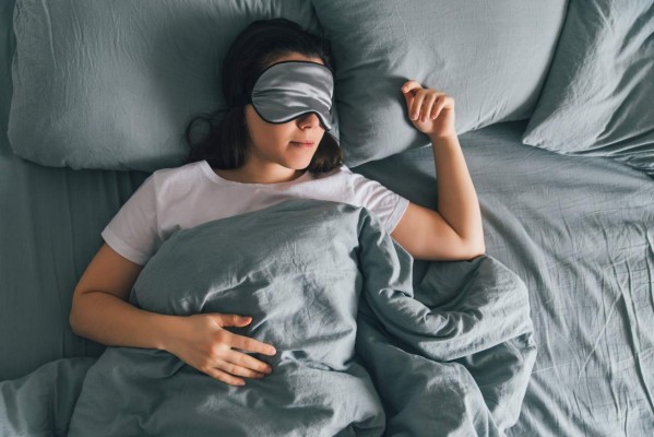 Dormir hasta tarde los fines de semana quizá no resuelva la 'deuda de sueño'