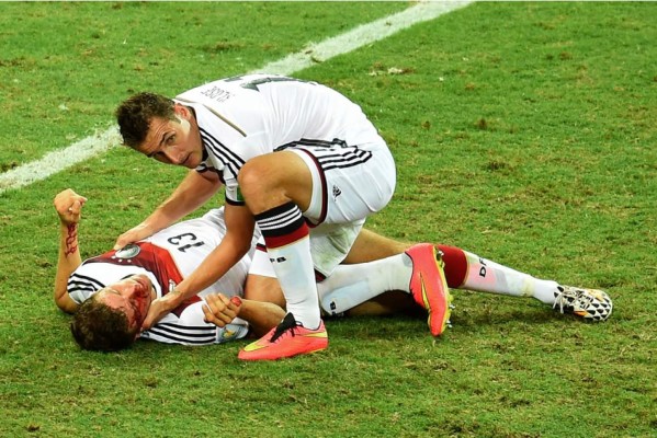 Video: El terrible choque de Thomas Müller con un defensa ghanés