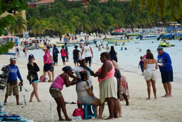 Salvadoreños disfrutan los encantos de Honduras